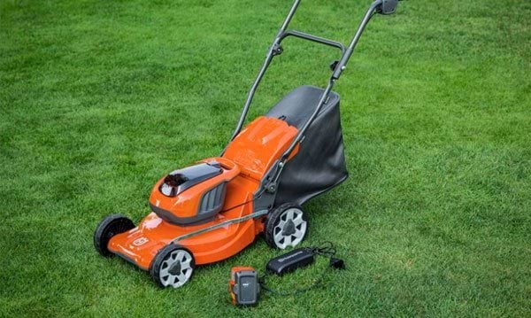 Husqvarna Corta Relvas a Bateria 36V 4.0Ah 37cm LC137i Kit Image 2